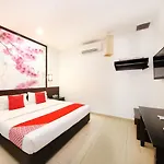 Oyo 498 D&F Boutique Hotel Senawang